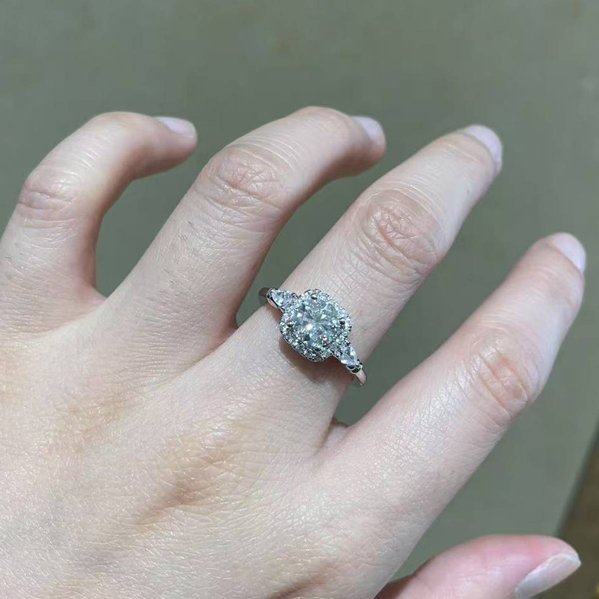 三石款方包女戒S925银镀白金定制选款主石莫桑钻1.0ct/副石高碳钻